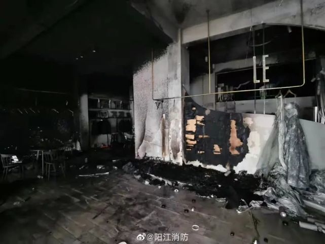 阳江市区一婚纱店突然冒烟起火!现场烧得一片狼藉