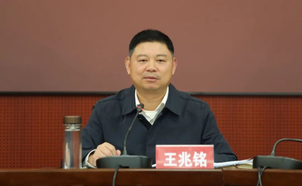 王兆铭主持召开县委常委会扩大会议