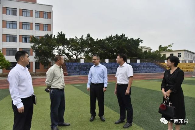 何翔到东兴中学调研时强调提高教育教学质量推动东兴市教育事业发展再