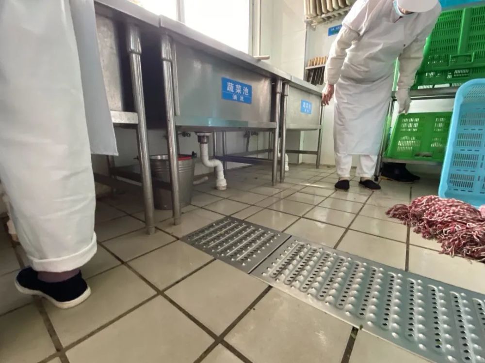 传菜口未关闭物品未按规定摆放本次检查中发现部分食堂存在以下问题