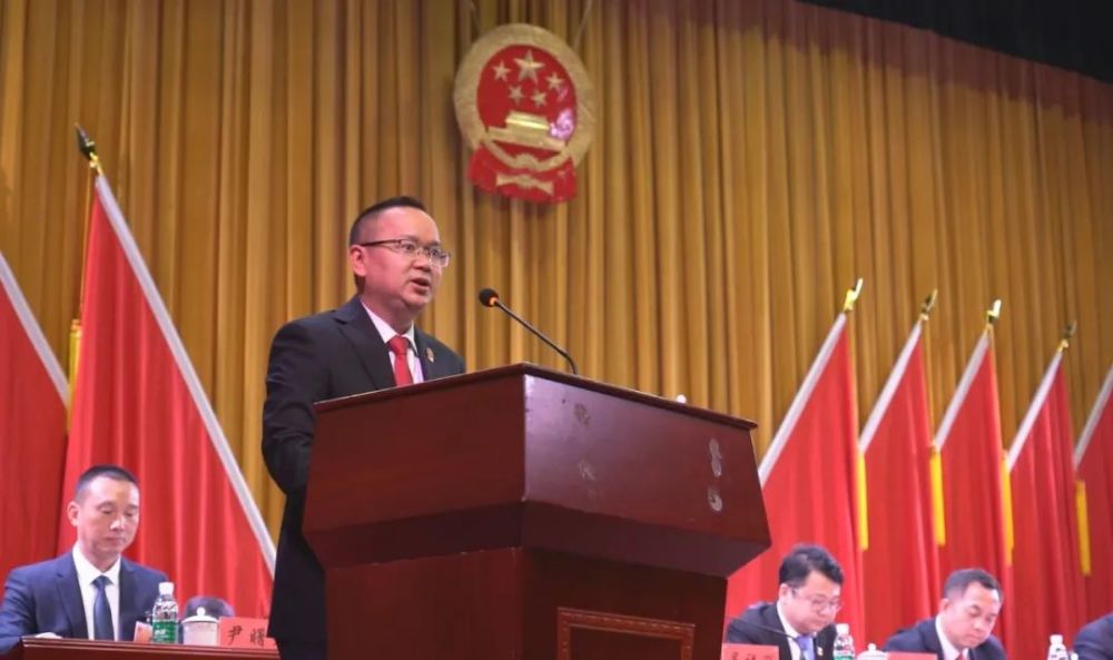 洪江区第四届人民代表大会第一次会议第二次全体会议召开