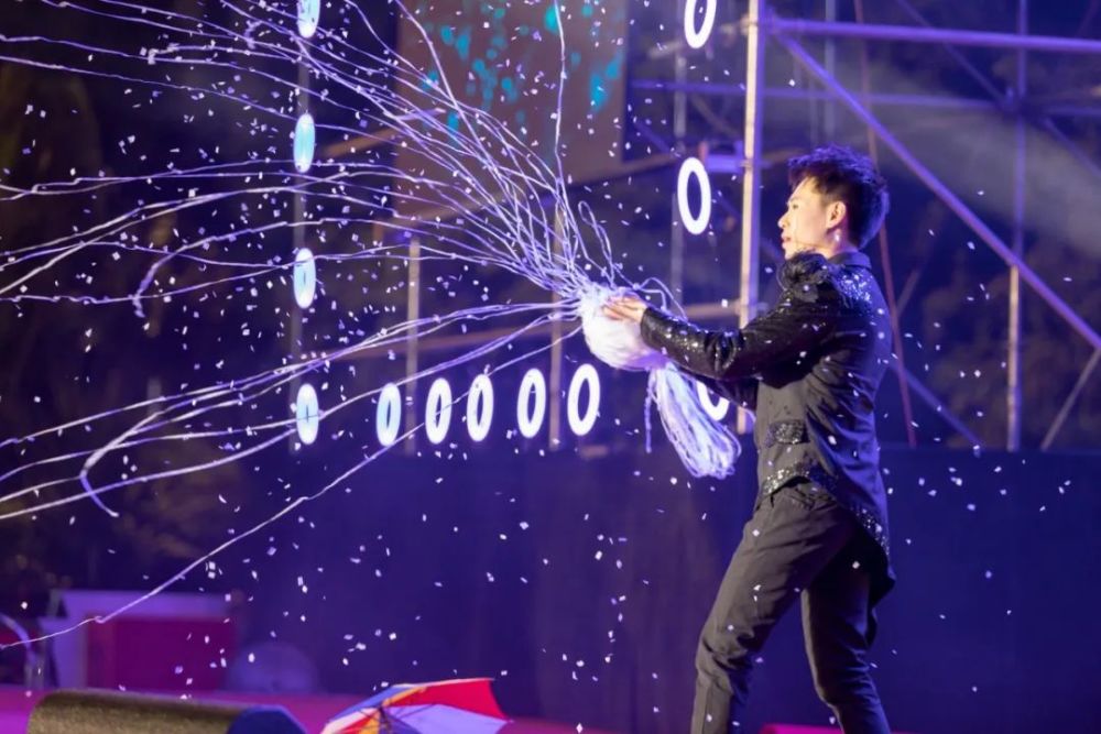 国际魔术师来江门现场开show!还有丰富礼物大派送!