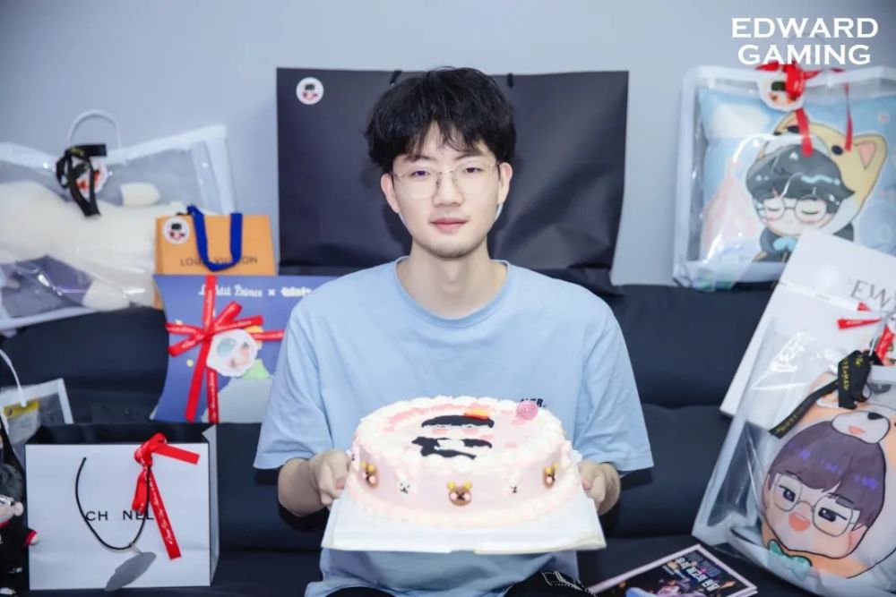 viper生日后记勤奋与天赋兼备的勇敢到贤生日快乐