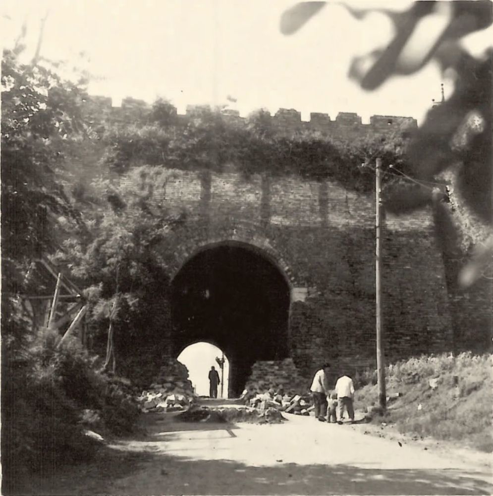 南京城墙与城门被誉为"高坚甲于天下",是中国明清时期千余座城市城墙