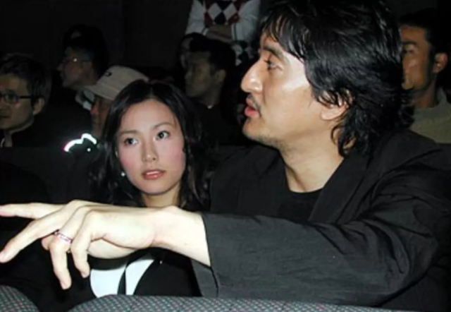 10年前未婚先孕,结婚遭网友反对,如今依然恩爱如故