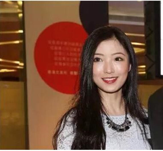 陈可欣的丈夫孟雨晴无疑被戴上了一顶绿帽子,但他对此事也没有丝毫