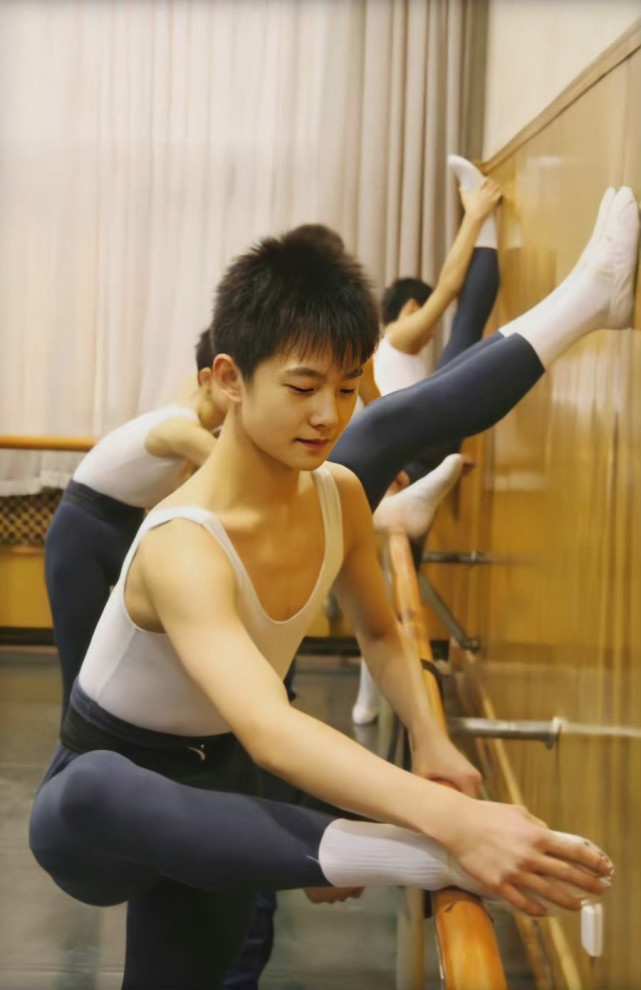 杨洋是不爱舞蹈了吗?不,恰恰是太爱了,现在轻易舍不得的提及