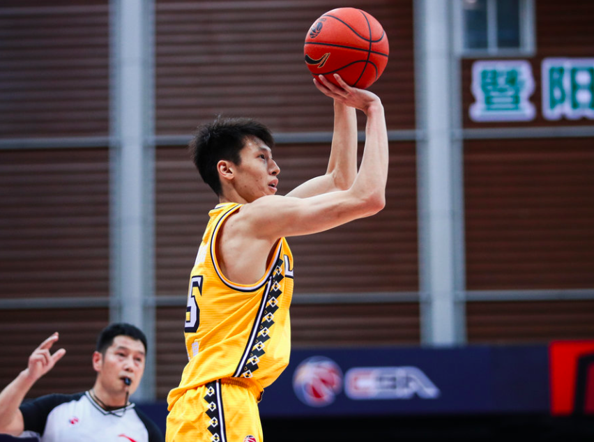 赵岩昊 CBA-广厦轻取同曦连胜！孙铭徽12＋13跟对手冲突吃T 赵岩昊29分