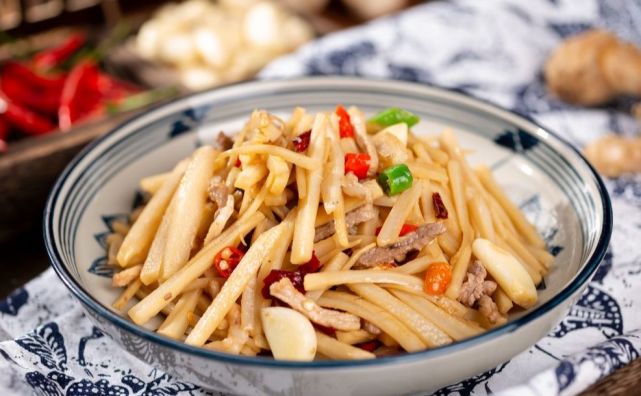 儿媳买来莲藕煲汤莲藕又生又硬难以下咽婆婆不懂别瞎买