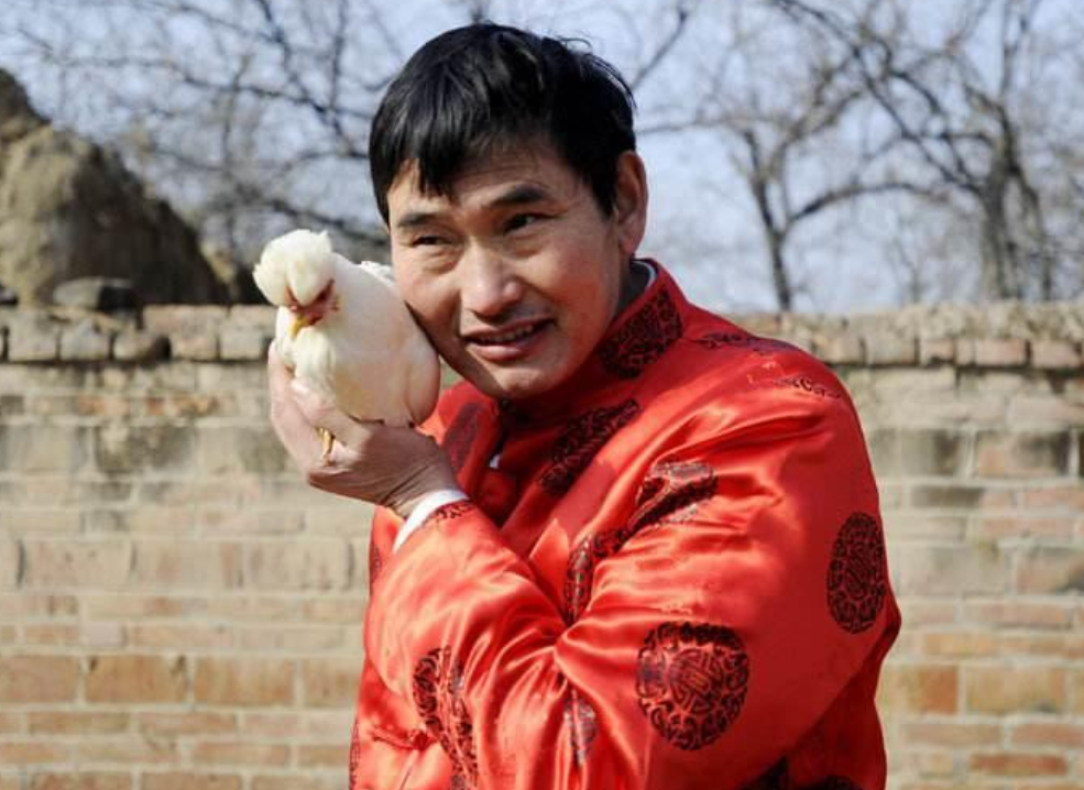 朱之文受邀参加商演,故意撕掉桌前的矿泉水标签,真的太精明了_腾讯