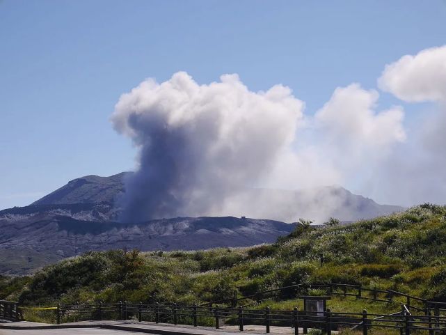 阿苏山爆发图片