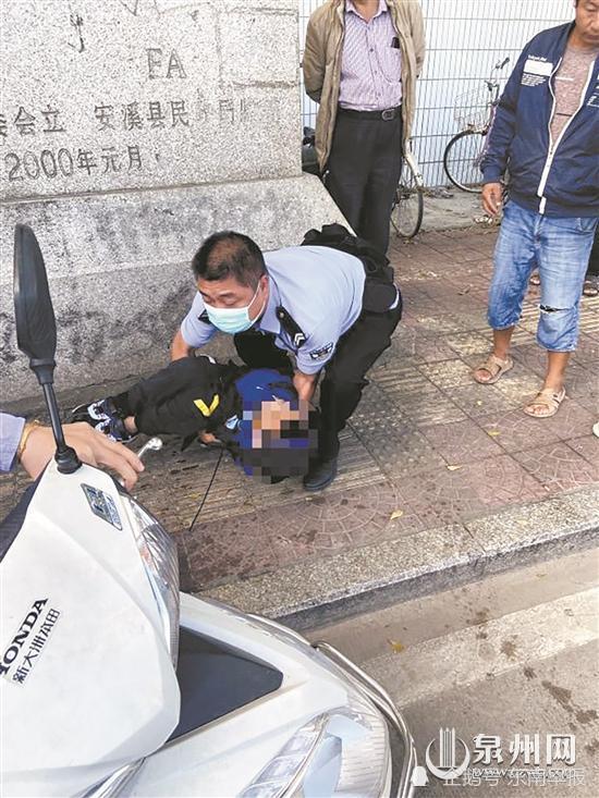 安溪:少年晕倒路边 民警及时救助