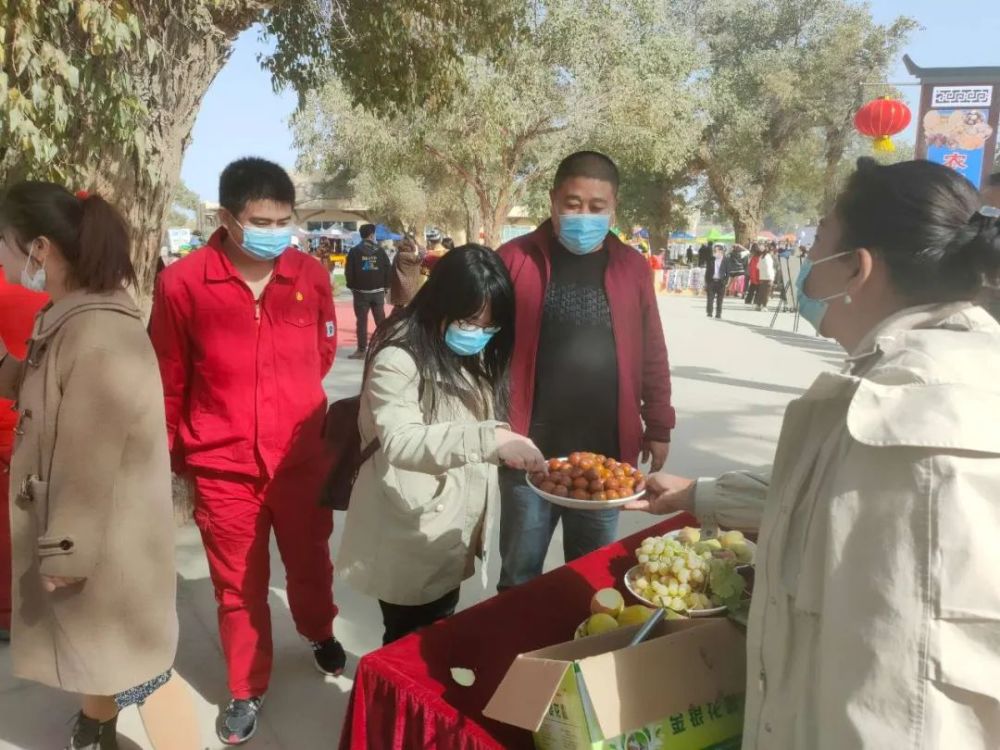 輪臺縣塔爾拉克鄉紅馬甲變身推銷員解民憂助增收