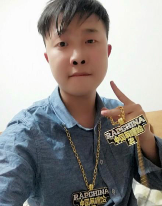 方仔,本名罗枭,出生于贵州毕节的大方县,为了给他创造更好的学习环境