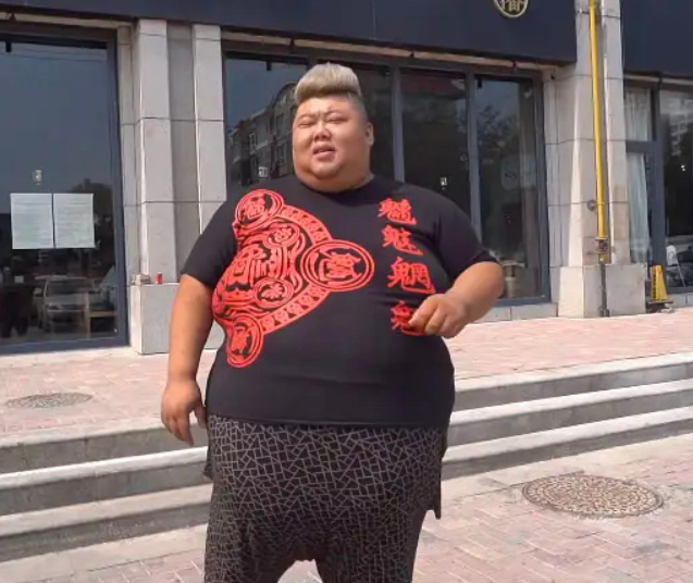 网红胖猴子脸上相继出现黑斑,身体状态令人担心!