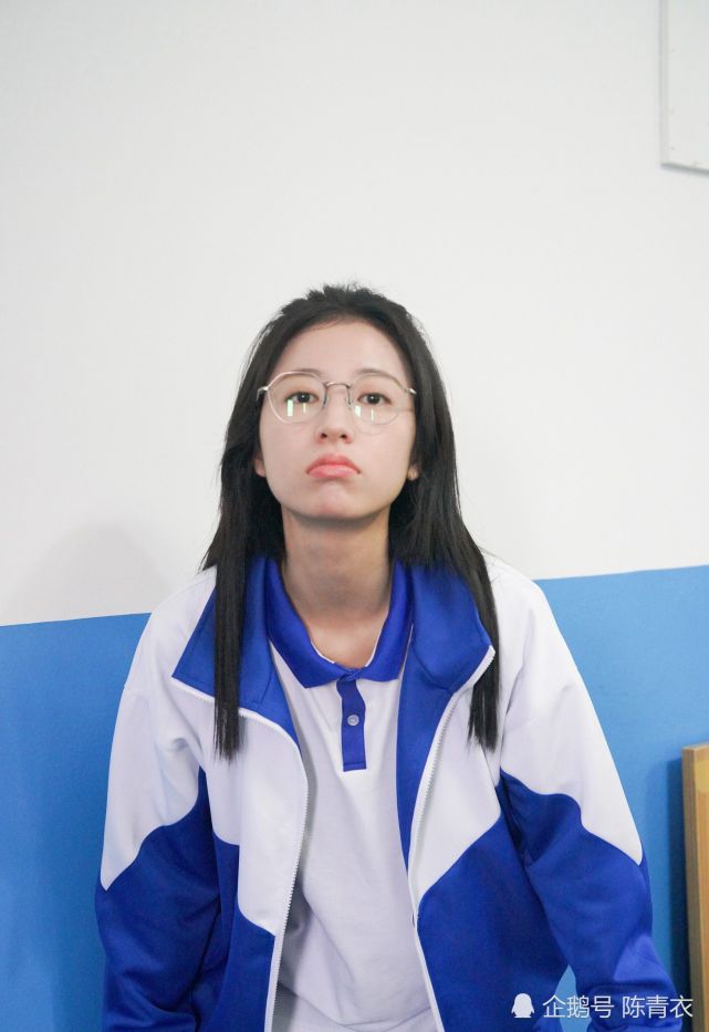 周雨彤学生服高搞怪写真