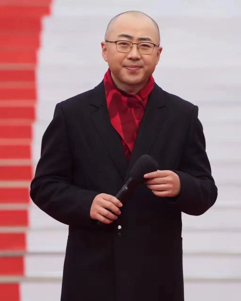 刘鹏,上海电视台主持人 未来生活目的地 根据东滩自行车特色小镇的