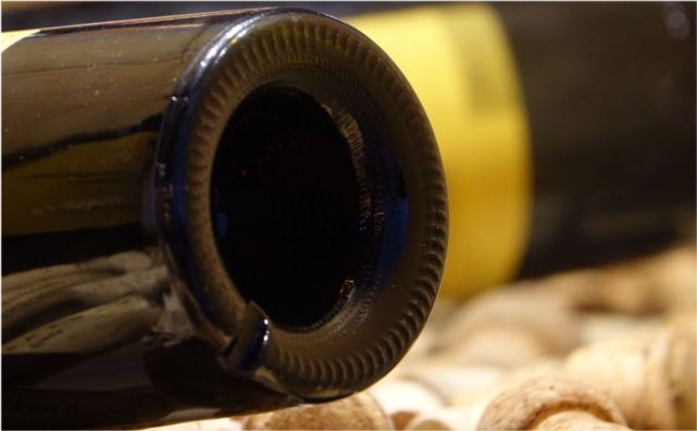 为什么葡萄酒底部会有个很深的凹槽?听完行内人讲解,涨知识了