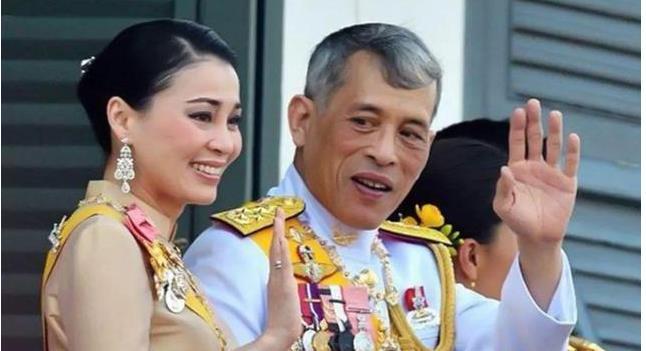 苏提达首次以泰王情人身份露面被小7岁卷发红唇的贵妃抢风头