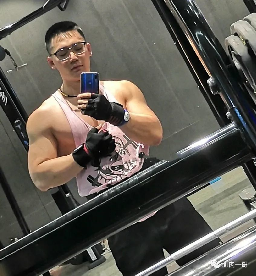 健身后才慢慢发生了惊天逆袭现在回过头再梳理下这些年他的身材蜕变我