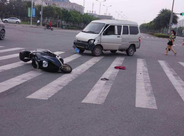 為什麼撞了闖紅燈的電動車交警總喜歡給司機劃責任