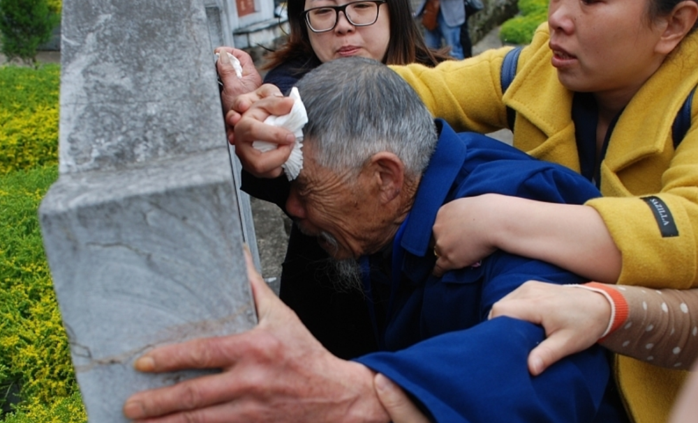 蒲运海苦寻30多年终圆梦满脸泪水站在30多年前牺牲的儿子墓前