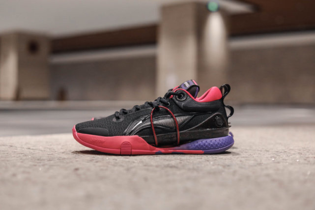 闪击8代日落配色篮球场上那一抹美丽的霓虹