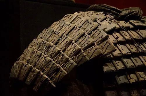 秦始皇陵随葬坑再现"玄甲铁军",千余件"石质铠甲"用途成谜!_腾讯新闻