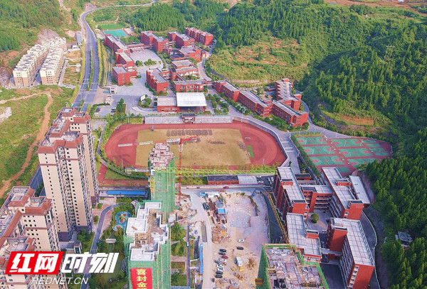 保靖县民族中学跑出了潇湘四百米跨栏女飞人_腾讯新闻