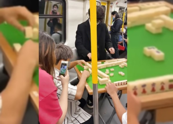 【环球时报记者 张若】港铁车厢内几名年轻人开桌打麻将的视频,在香港