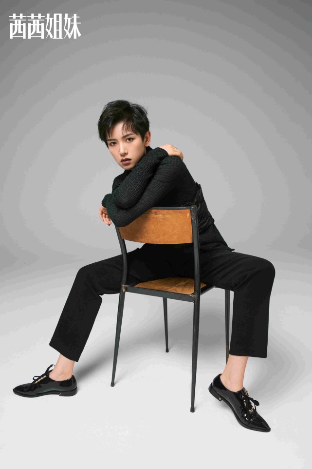 演员李晓峰最新杂志大片释出 多套look诠释复古英伦魅力