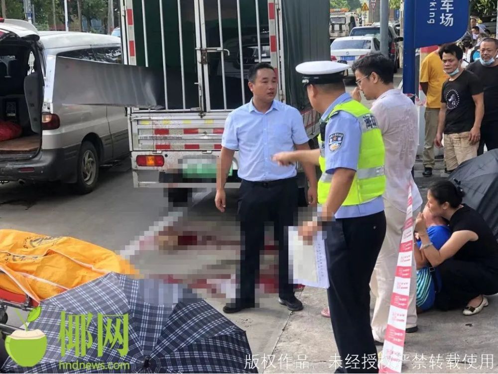 海口交警已到达事发现场进行勘察取证,死者也被运往了海口市殡仪馆