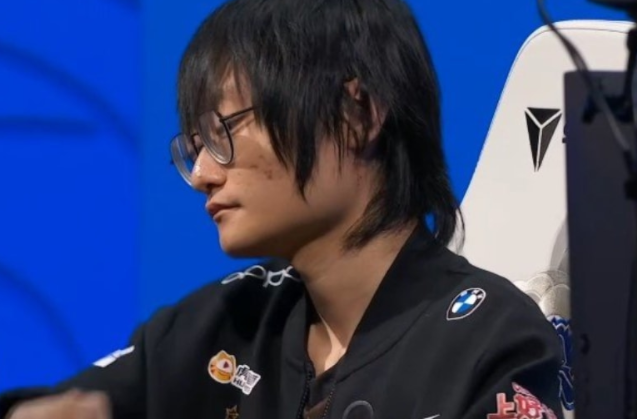 天黑了小天心态崩溃微博改黑头像和黑背景