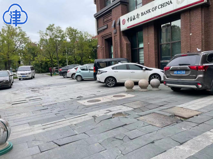 我为群众办实事 破损路面接连扎破车胎物业这样回应 腾讯新闻