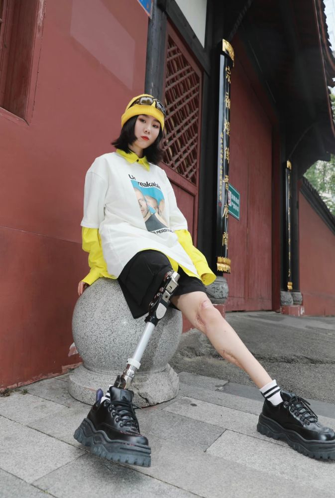 汶川地震幸存女孩义肢走秀自信果敢网友称最有力量的时尚