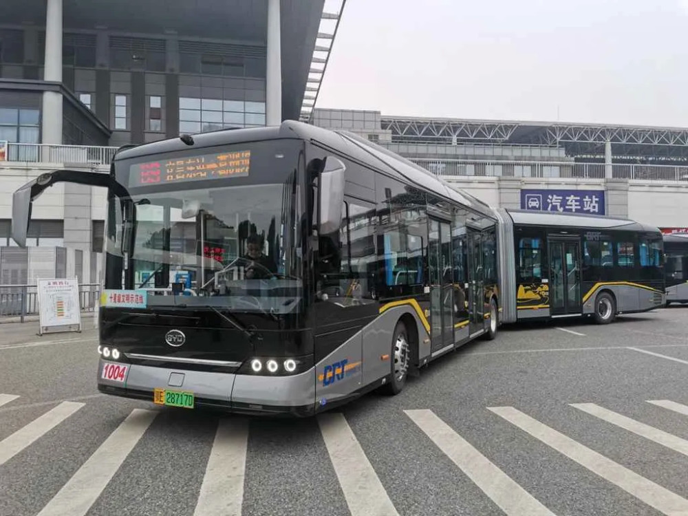 长江岸边的靓丽风景比亚迪b18铰接式纯电动公交车首秀