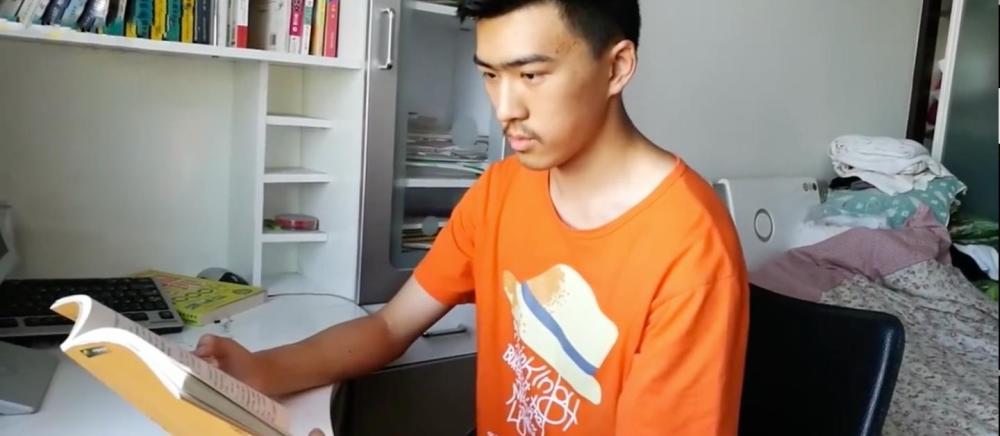 他是新疆高考状元,从高一"玩"到高二,直接在电话拒绝清华