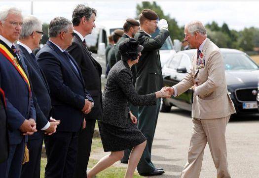 给女王行屈膝礼:梦露高贵优雅,戴安娜蹲得很低,夏洛特行礼最萌
