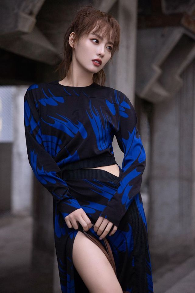 张嘉倪蓝黑礼服秀小蛮腰 扎高马尾清爽活力笑容甜美