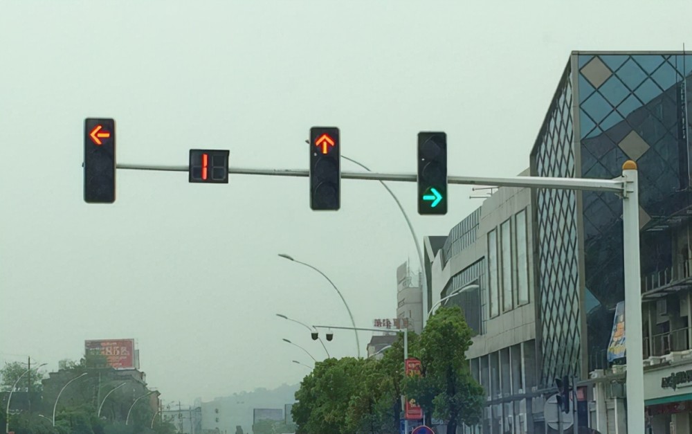 就很无奈,女司机十字路口堵后车三个红绿灯,网友:可能是没有喜欢的