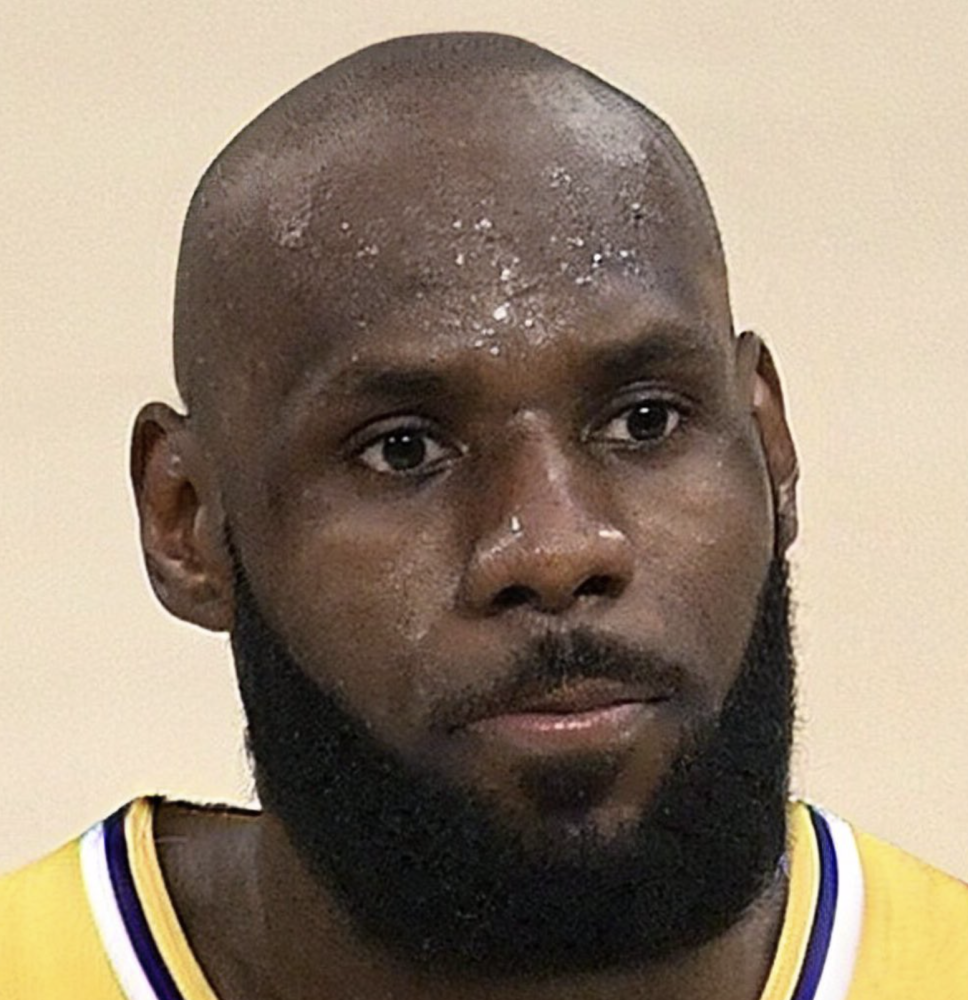 常规赛首战,当网友看到詹姆斯的发型时,就开始建议詹姆斯应该考虑光头