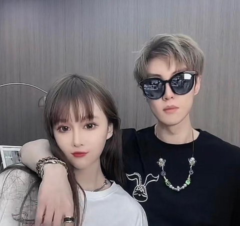 球球赵珈萱与男友高调秀恩爱,直播自曝明年会完婚,小腹隆起疑似怀孕