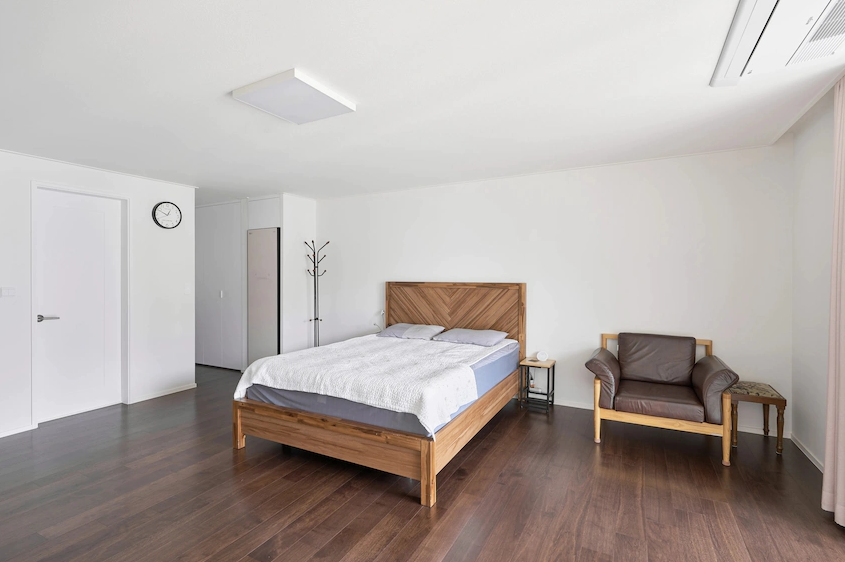 木材地板,搭配简洁的家具,形成了轻松的氛围,呆在房间里可以专心放松