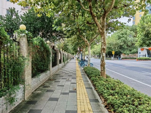 真源小区围墙部分已倾倒本次改造将小区存在安全隐患的围墙拆除后按原