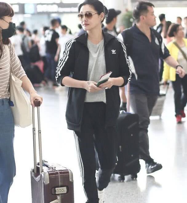 大s到机场,穿一身运动装背双肩包,有这样的好状态哪像43岁!_腾讯新闻