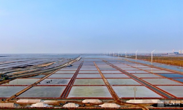 "银"山盐"海"如诗如画 无棣50万亩盐田迎来收获季