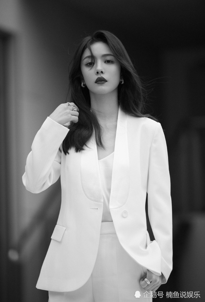 最近蔡文静在社交平台晒出了自己的西装造型,这不正是霸道女总裁吴忧