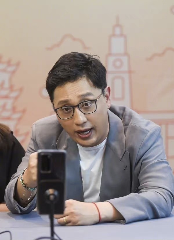 "快嘴"主持人华少直播卖货,脸部圆润略发福,带货能力让人佩服