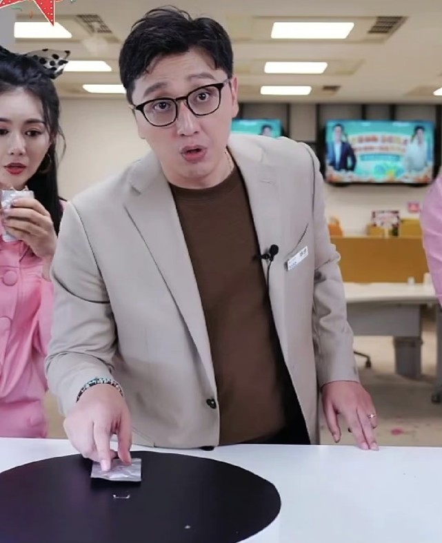 快嘴主持人华少直播卖货脸部圆润略发福带货能力让人佩服