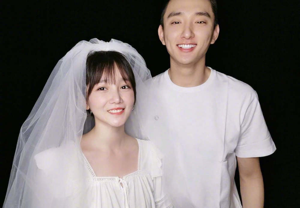 于小彤又有新恋情与女友出入商场牵手购物新女友身高成焦点